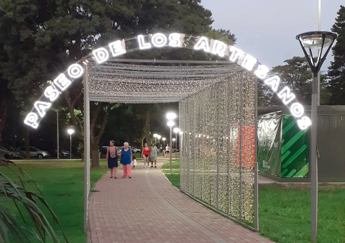 El Paseo de los Artesanos invita a pasear por sus puestos y encontrar el regalo perfecto para esta Navidad